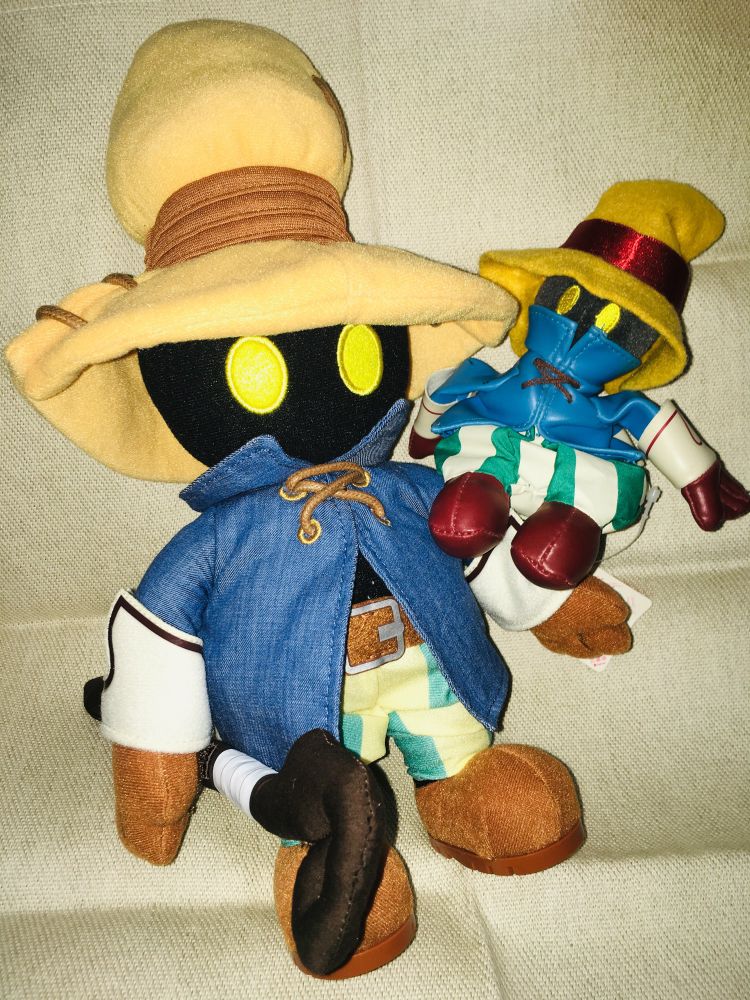FF9: 25年前発売当時の特典ぬいぐるみと、のちに出た大きなぬいぐるみ。