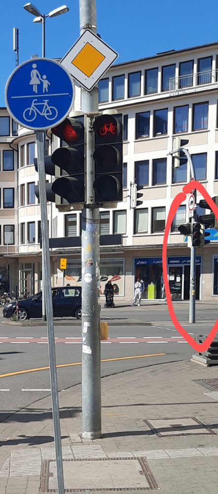 Die Lichtzeichenanlage (Ampel) an dieser Stelle für den Fußverkehr ist in Ordnung und in Betrieb.