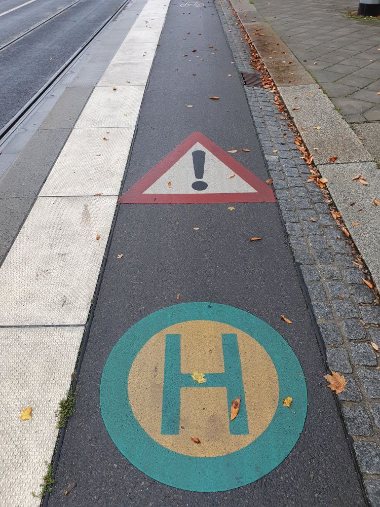 Stadt Dresden
Deutliche Piktogramme auf dem Radweg.