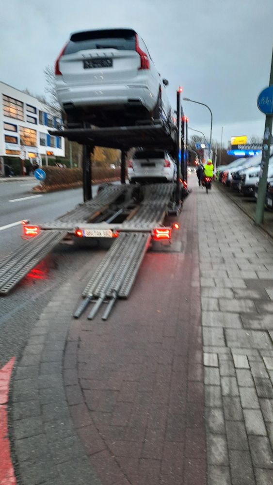 Bild zeigt einen LKW auf der Iburger Straße, der Fahrzeuge geladen hat. Der LKW steht auf dem Radweg, versperrt aber trotzdem die rechte Fahrspur.
