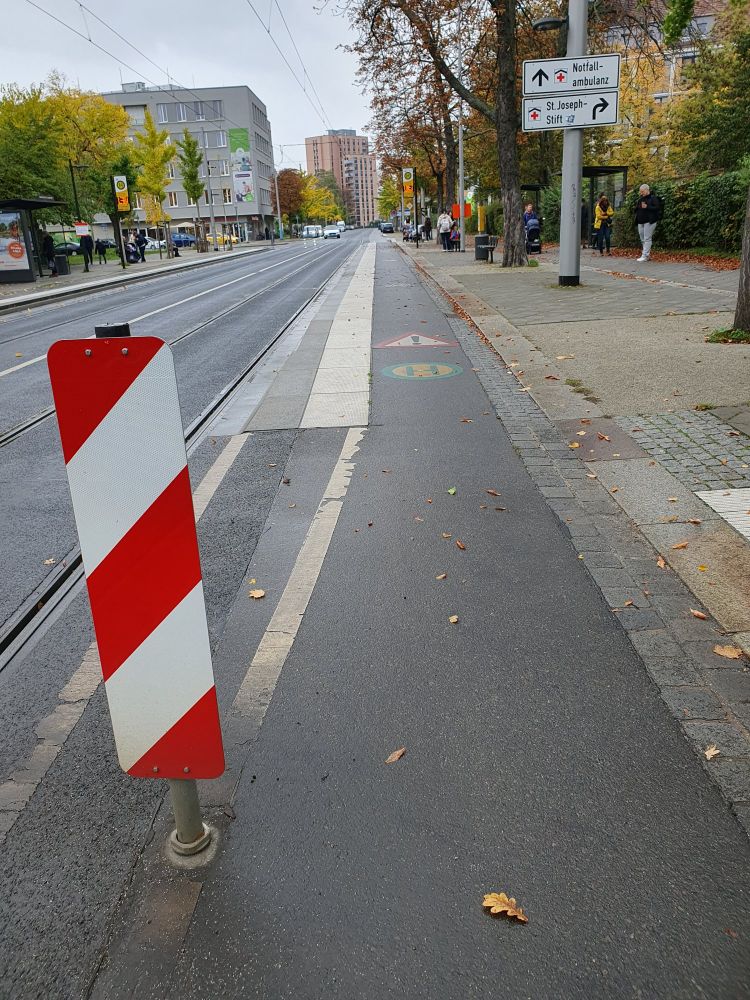 Stadt Dresden
Deutliche Piktogramme auf dem Radweg.