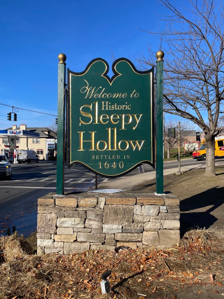 A sign, welcoming visitors to Sleepy Hollow 