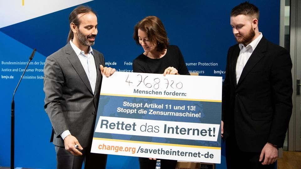 Katharina Barley (SPD) nimmt Petetion entgegen gegen Artikel 11 und 13 (Urheberrechtsreform) mit fast 4,8 Millionen Unterschriften 