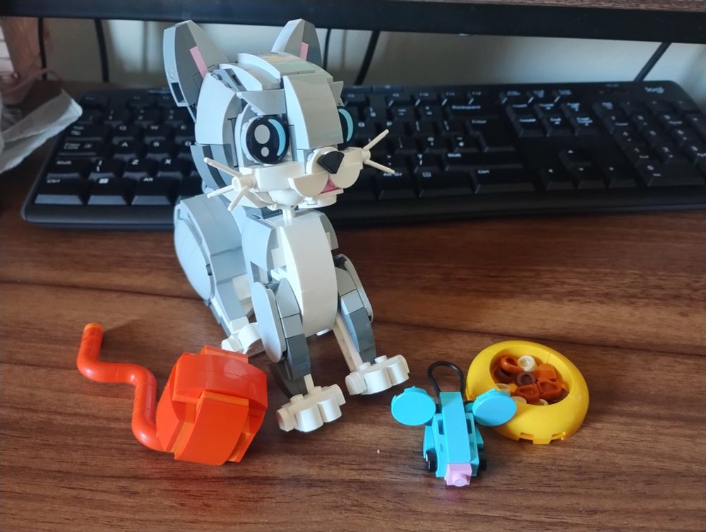 Lego cat with ball of yarn, mouse and food bowl