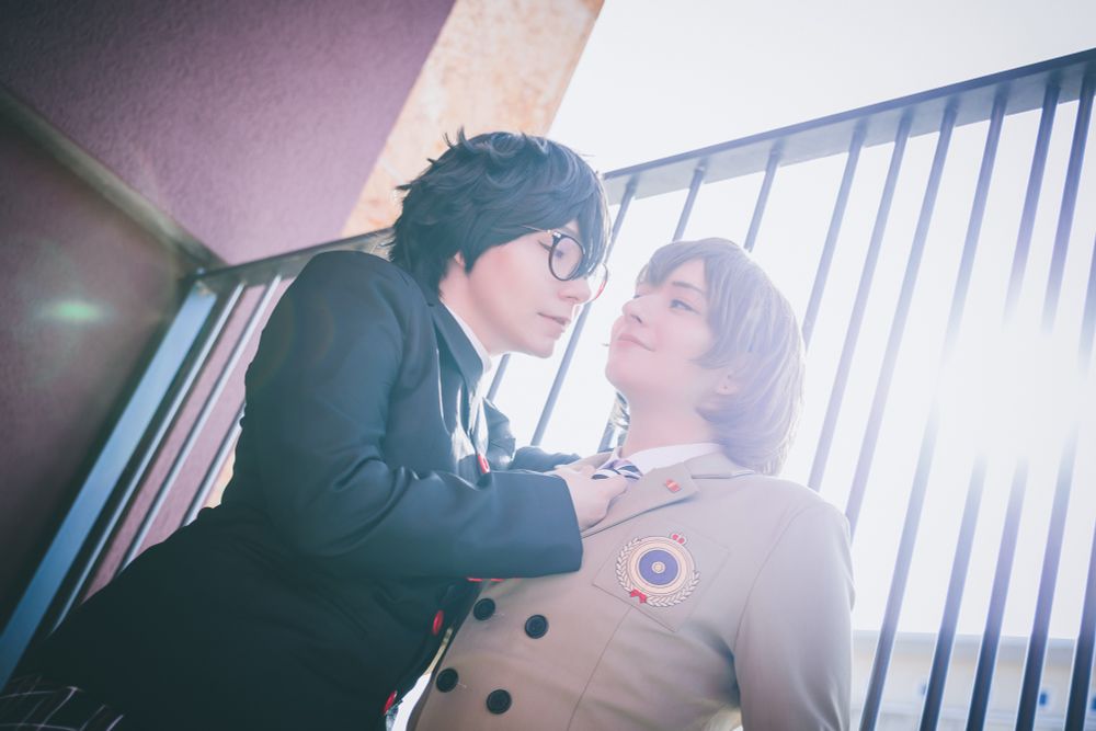 Picture of a Joker and Akechi cosplay, looking intimately at each other 