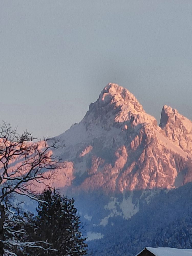 La Dent d’Oche enneigé au coucher du soleil. 