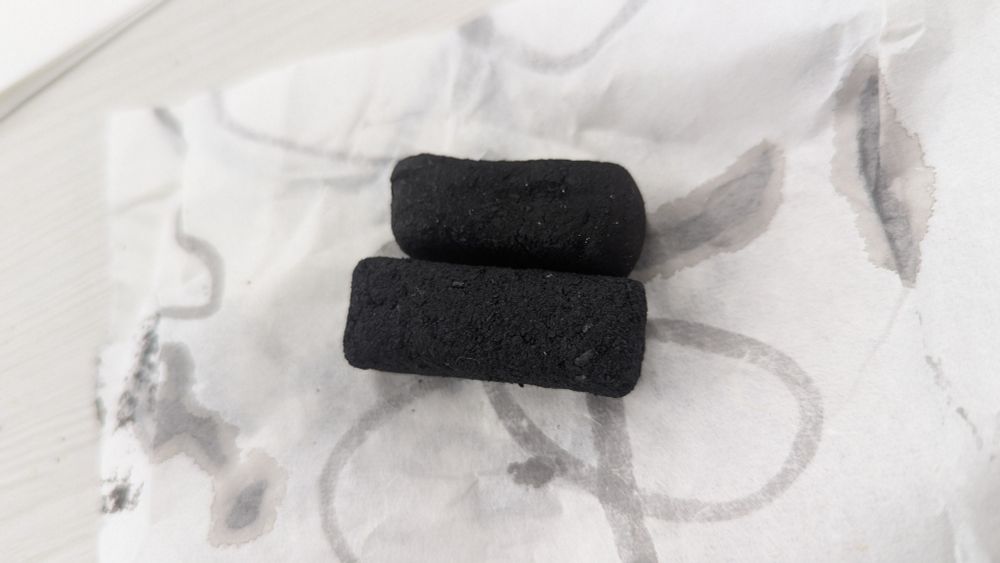 粒子の粗い簡易的な墨が2つ置かれている