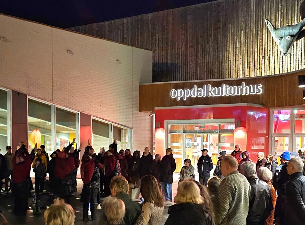 Danserne åpnet forestillingen ute. Så fulgte vi etter dem inn sceneinngangen. 