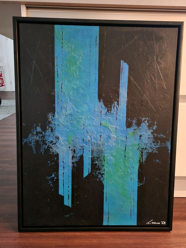 Kunstwerk der fantastischen Leenenska.
Schwarzer Hintergrund, schwarzer Rahmen.
Blaue Striche in der Mitte, dazwischen grüne Akzente.
Spachteltechnik in der Mitte.
Es ist so unfassbar toll!!!
