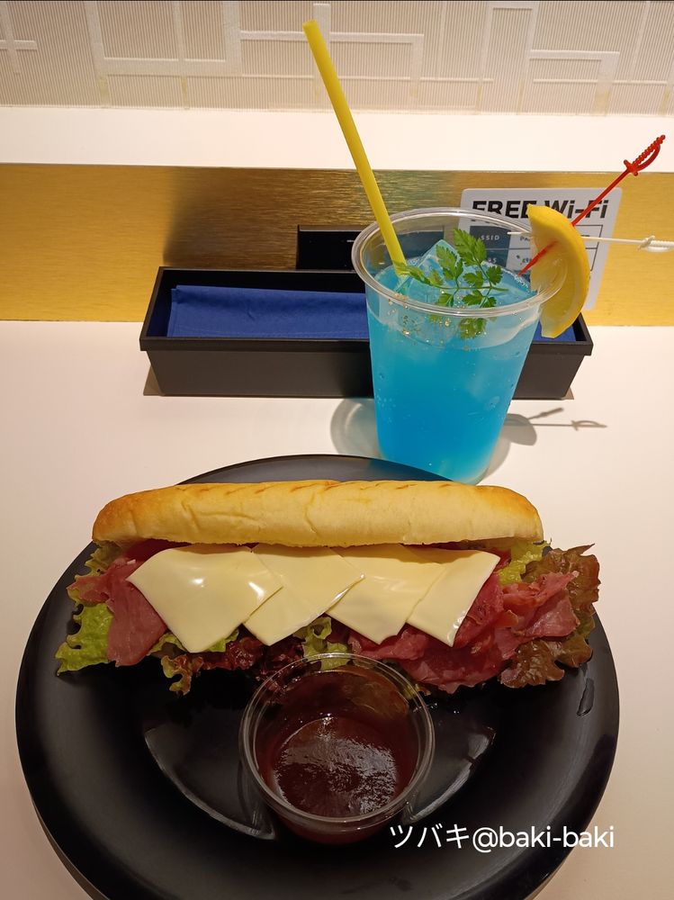 注文した観劇サンドとジタンドリンク
サンドは想像よりボリュームあっておいしかったしジタンドリンクは多分カルピス？風味のさっぱり後味でゴクゴク飲めました(˘ω˘)　レモン絞って飲むと更にさっぱりテイスト！