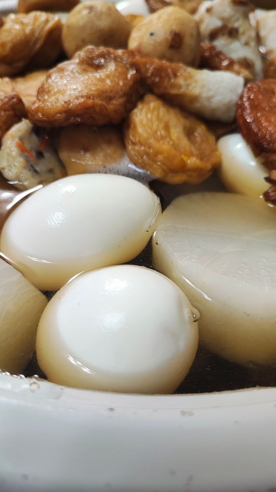 玉子、大根、ちくわなどがぎゅうぎゅう詰めの鍋の写真