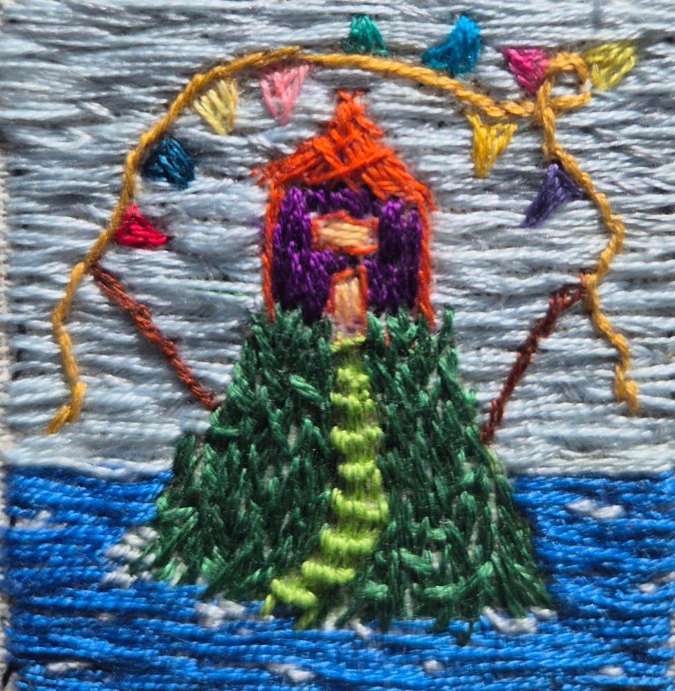 Embroidered house on an island.
6 x 7 cm
