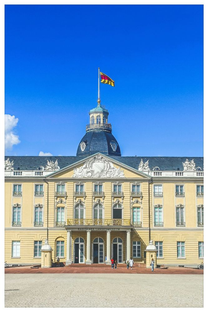Eingang und Schlossturm vom Schloss Karlsruhe. 