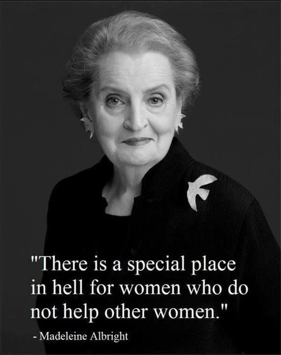 Schwarz-weiß-Fotografie von Madeleine Albright. Darunter eines ihrer bekanntesten Zitate "There is a special place in hell for women who do not help other women."