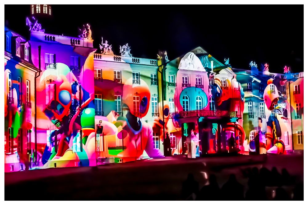 Farbige Projektion auf die Fassade des Schlosses Karlsruhe im Rahmen der Schlosslichtspiele. 