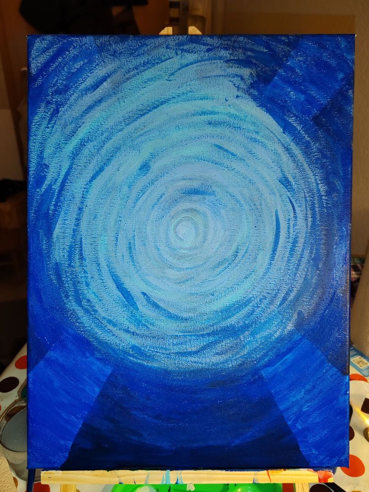 Foto eines mit Acrylfarben gemalten Bildes: mit kreisförmigen Pinselstrichen wurde in mehreren Schichten in verschiedenen Blau- und Türkistönen eine Art Spirale/Tunnel aufgebaut. Im Zentrum wurden schon mehrere verschiedene, vorrangig hellere Farben verwendet. Außen wurde bisher nur in dunkelblau grundiert.
Für eine detaillierte Beschreibung der bisherigen Schritte siehe Bild im zitierte Post.