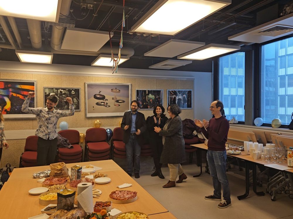 People applauding Niels, who shows his strength. In the foreground, we see the food for the reception waiting.
