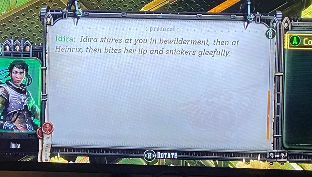 Imagem de um trecho/ação da Idira do jogo Rogue trader na qual diz: “Idira olha para você perplexa, depois para Heinrix, então morde seu lábio e sorri alegremente”