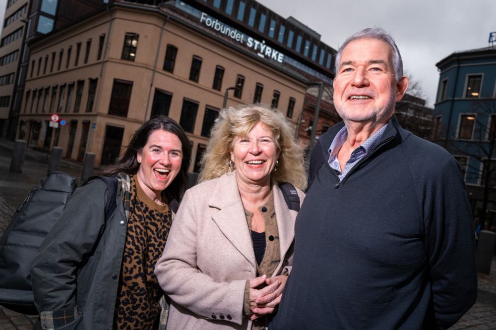 Bilde tre menesker foran Forbundet Styrke sine kontorer i Oslo.