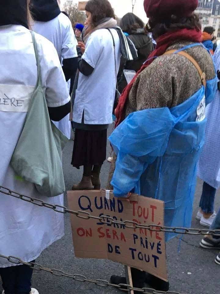Photo couleur manif du 14/11/2019 de défense des soins psychiatrique du public…pancarte où est écrit Quand tout sera privé on sera privé de tout 