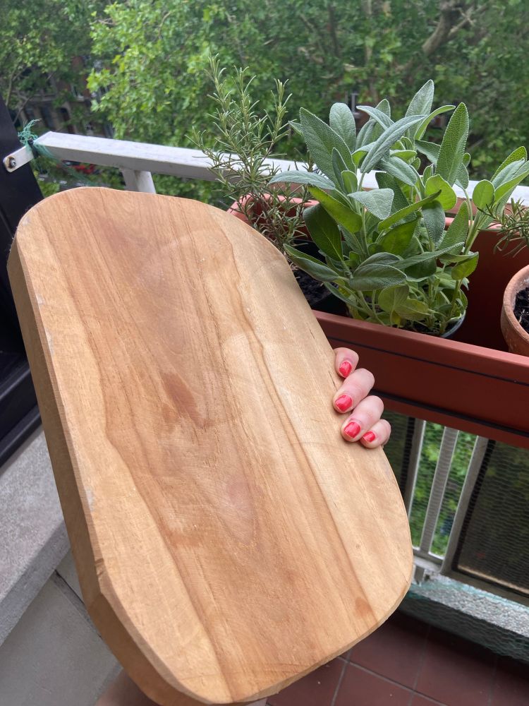 a nice wooden chopping board, found on the street, looks homemade