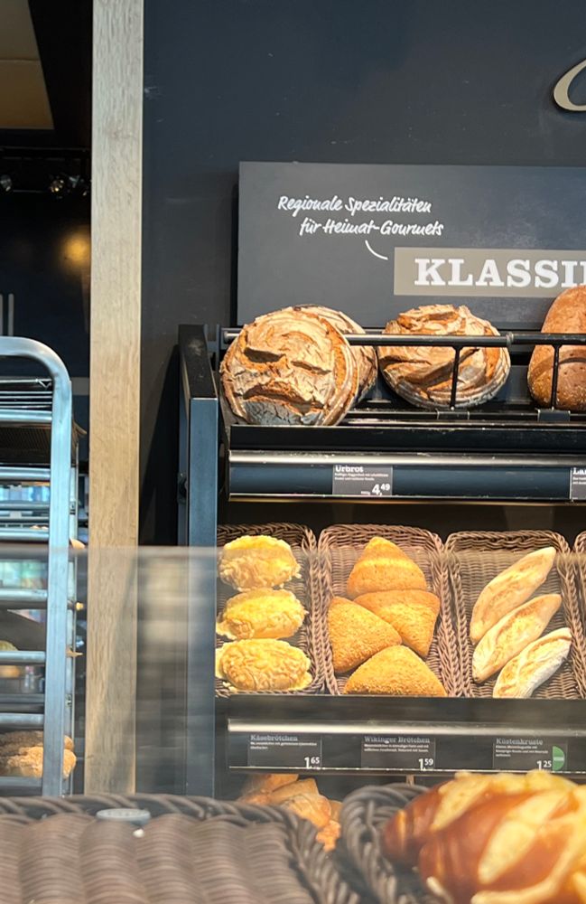 Ein brot das aufgrund seiner kruste aussieht als wäre es grimmig