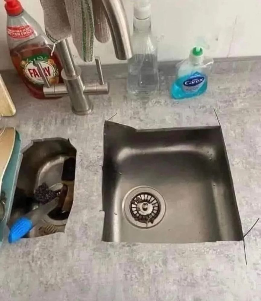 Unakkurat ausgeschnittene Arbeitsplatte auf einer Spüle