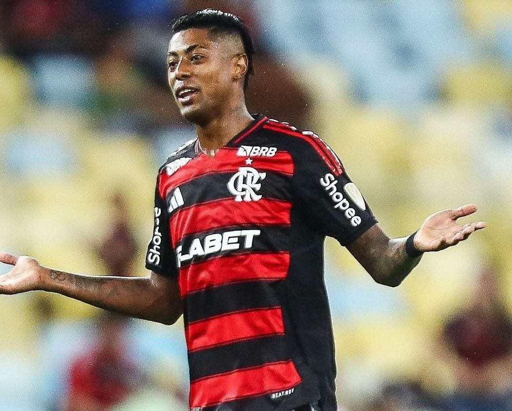 Jogador Bruno Henrique do Flamengo fazendo um gesto de shrug