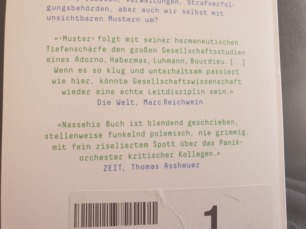 Marc Reichwein schreibt in Die Welt: Muster folgt mit seiner hermeneutischen Tiefenschärfe den großen Gesellschaftsstudien eines Adorno, Habermas, Luhmann, Bourdieu. [...] Wenn es so klug und unterhaltsam passiert wie hier, könnte Gesellschaftswissenschaft wieder eine echte Leitdisziplin sein."

Thomas Assheuer schreibt in der ZEIT: "Nahessis Buch ist blendend geschrieben, stellenweise funkelnd polemisch, nie grimmig, mit fein zieseliertem Spott ünber das Panikorchester kritischer Kollegen."
