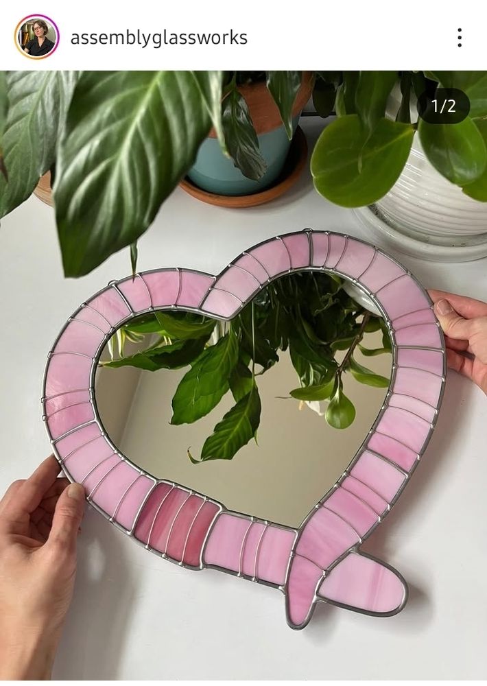 Зеркало в форме сердечка в розовой перламутровой рамке в виде прехорошенького дождевого червя