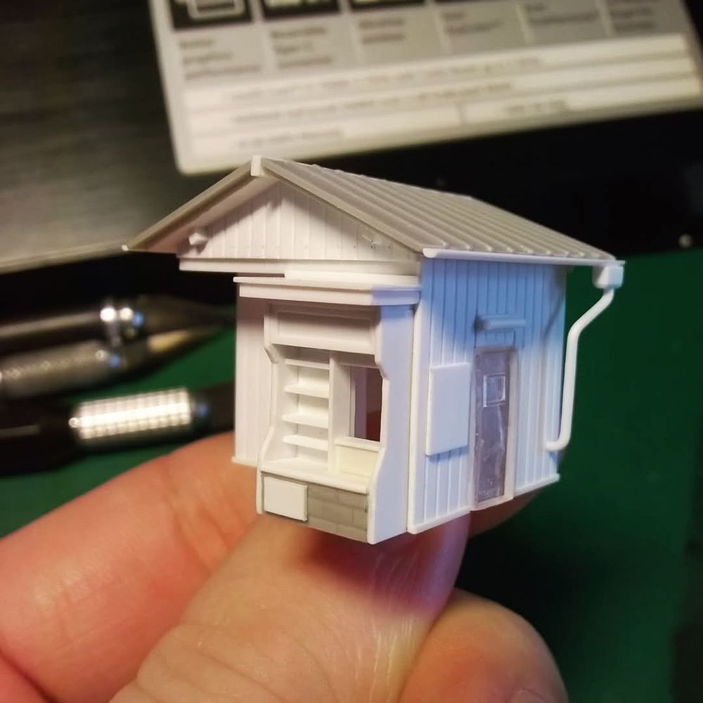 Un petit kiosque en bois de vendeur de cigarettes réalisé en plastique. Le modèle d'origine vient d'une aquarelle de Mateusz Urbanowicz