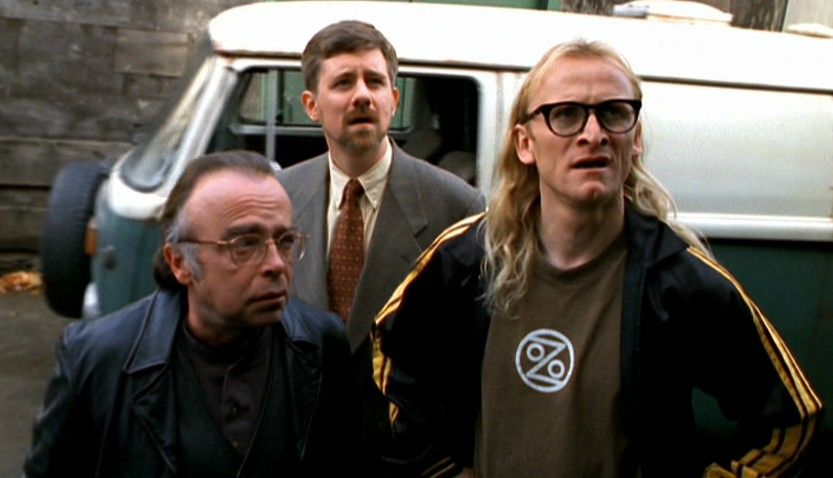 Les lone gunmen de X-files, trois hommes d'âge et d'allures différentes.
Un plutôt âgé un peu dégarni avec des lunettes et une veste en cuir, un plus jeune avec une barbe et habillé en costume comme un assureur, et un dernier en tenue décontracté avec des cheveux long et des lunettes à grosses montures