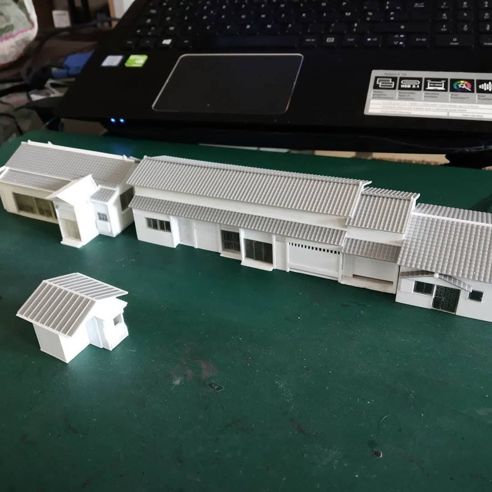 Trois maisons japonaises plus le kiosque sur un tapis de découpe. Rien n'est peint c'est la chienlit.