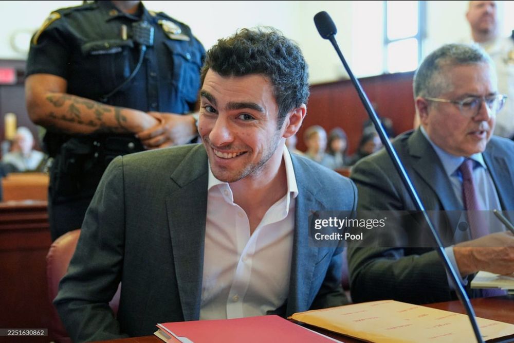 luigi mangione being light as a feather before a hearing