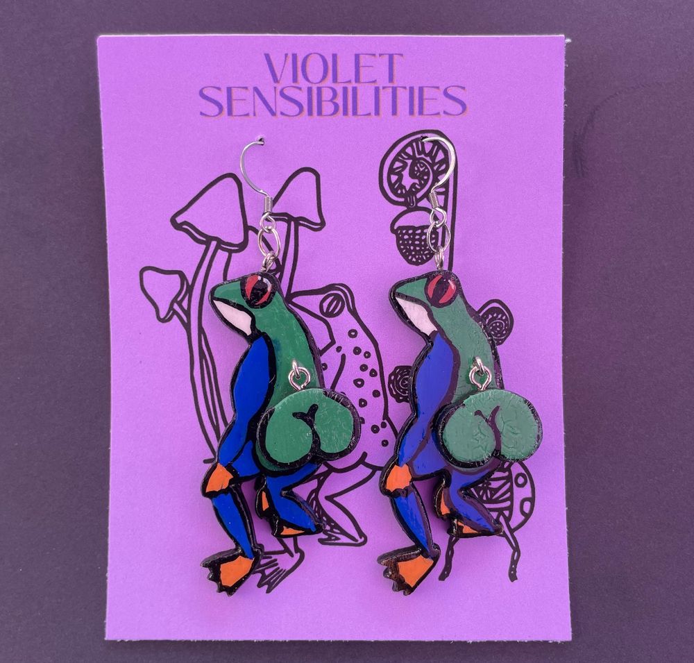 Frog earrings with swinging butts