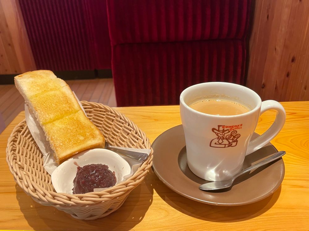 コメダ珈琲店のモーニングセットの写真です。カフェオレたっぷりサイズ、小倉あん、山食パンが写っています。