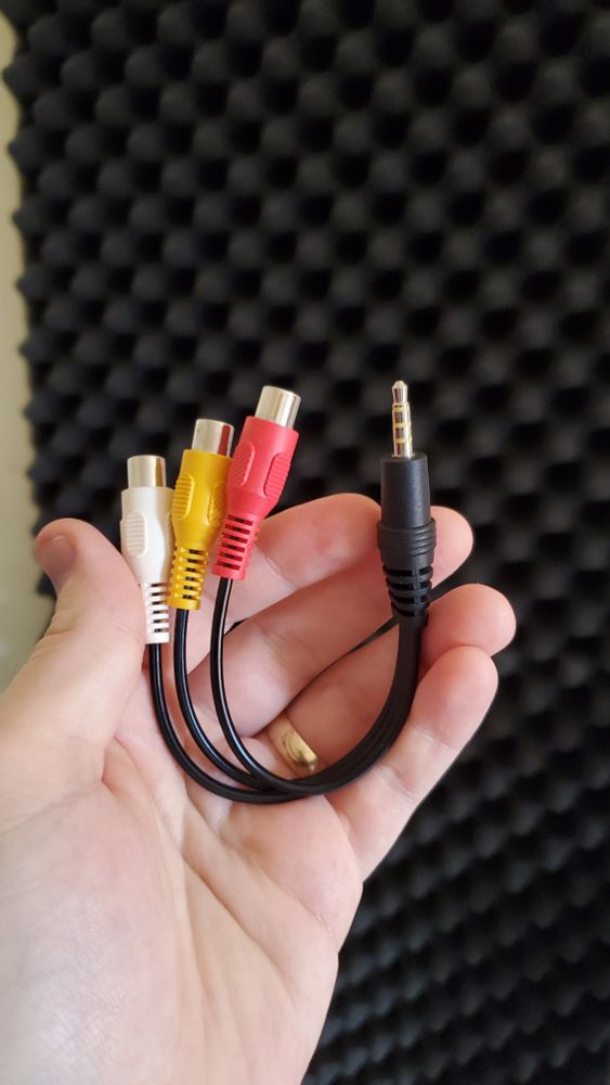 A 3.5mm trrs to 3x rca cable