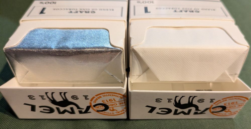 日本のタバコ、キャメル・クラフト1のパッケージ、銀色のアルミ紙と白い紙の包装紙。別角度。