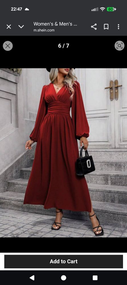 Vestido rojo, suelto, largo y de mangas anchas 