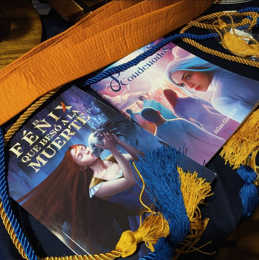 Foto con dos de mis novelas (el fénix que besó a la muerte y última llamada: pasajeros condenados). También se ve el cinturón naranja de Taekwondo y los cordeles de matricularse con honores.