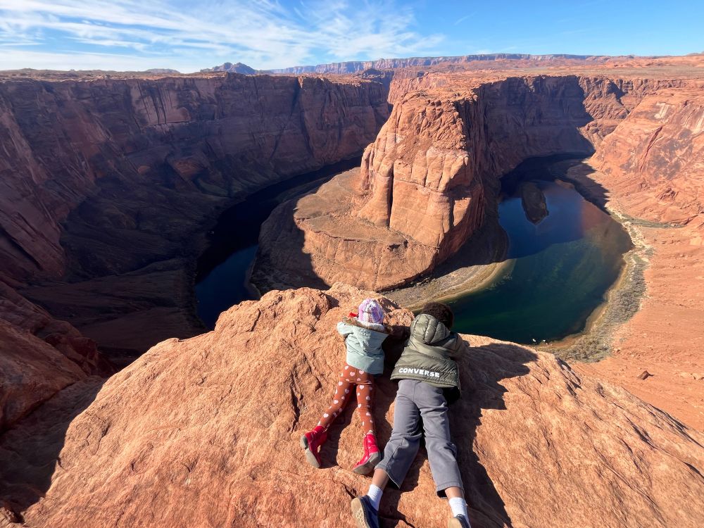 Kids overlooking the horseshoe bend 