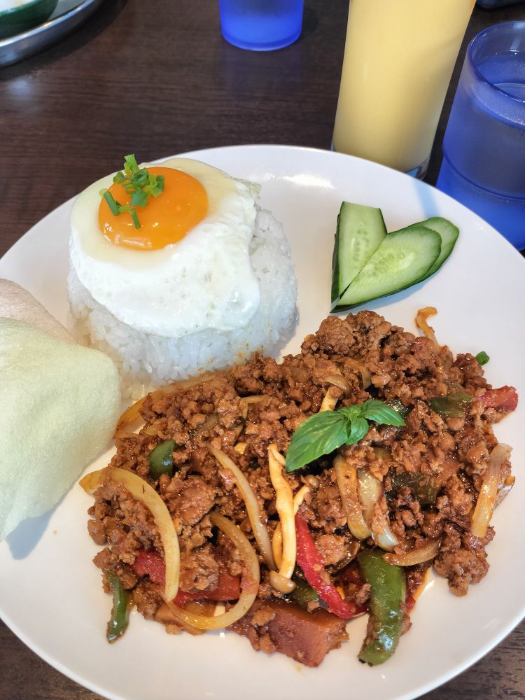 ランチメニューのガパオライス、ミニサラダ付き、セットドリンクはマンゴーラッシー