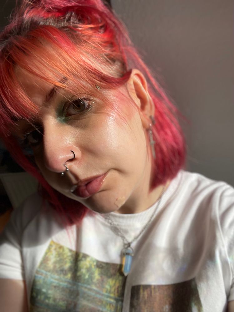 selfie von mir, hab inner corner grün geschminkt mit glitzer und mein blush passt zu den orange-pink ausgewachsenen haaren