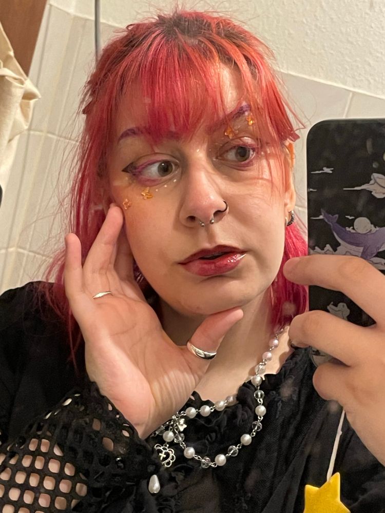 spiegel selfie, ich hab pinke haare, augenbrauen und wimpern, black eyeliner, trage 2 ringe, ne kette und ohrringe
das make up hat eine spur aus strass stein schmetterlingen und glitzer eyeliner 