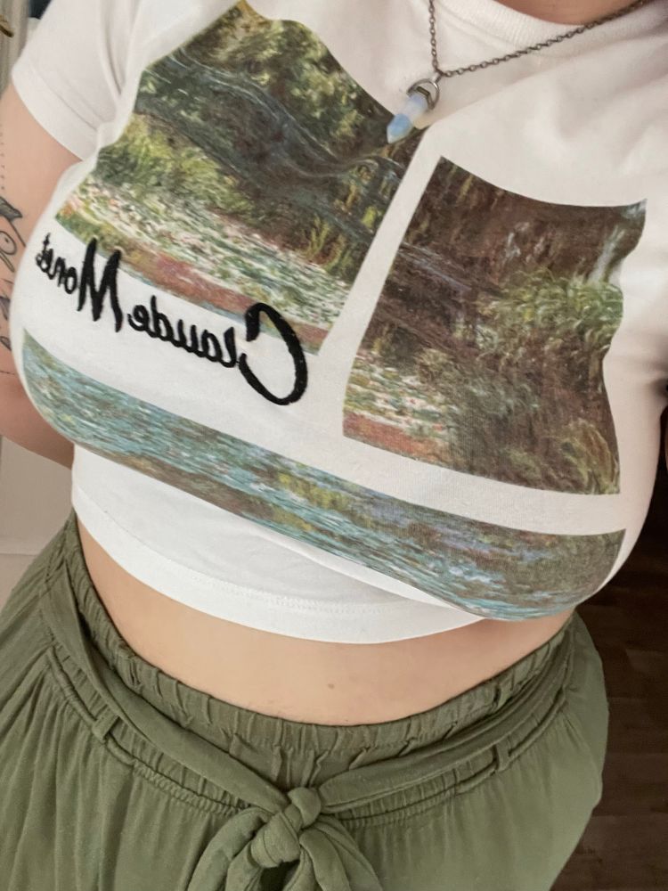 claude monet shirt mit grüner passender hose die eine schleife dran hat + eine kette mit blau-transparentem kristall dran
