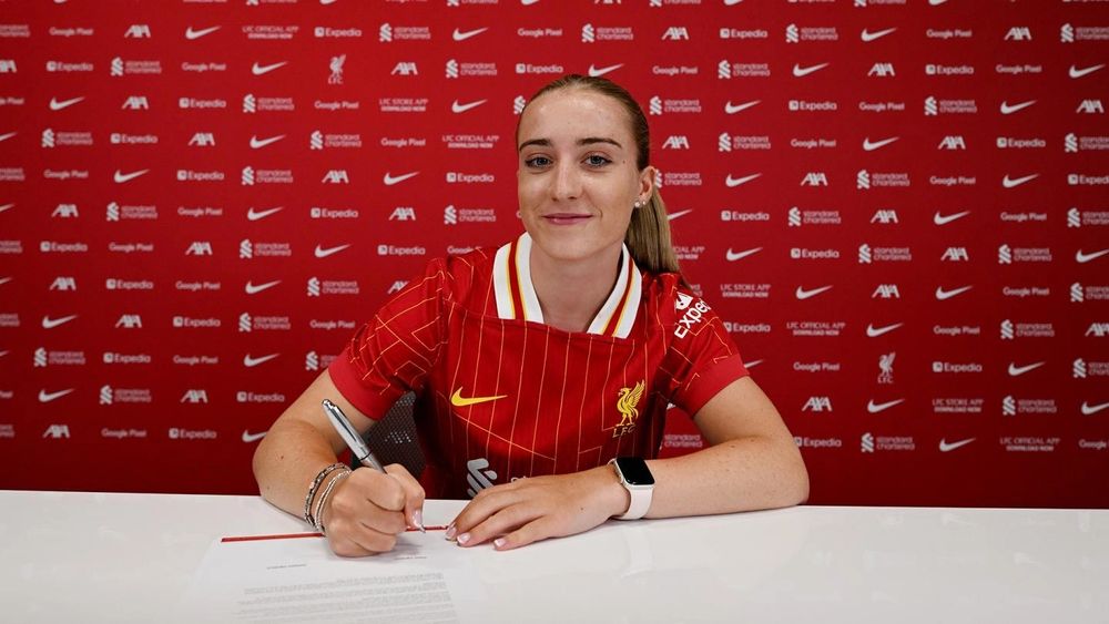 Kirsty MacLean signs for Liverpool, photo via Liverpool WFC