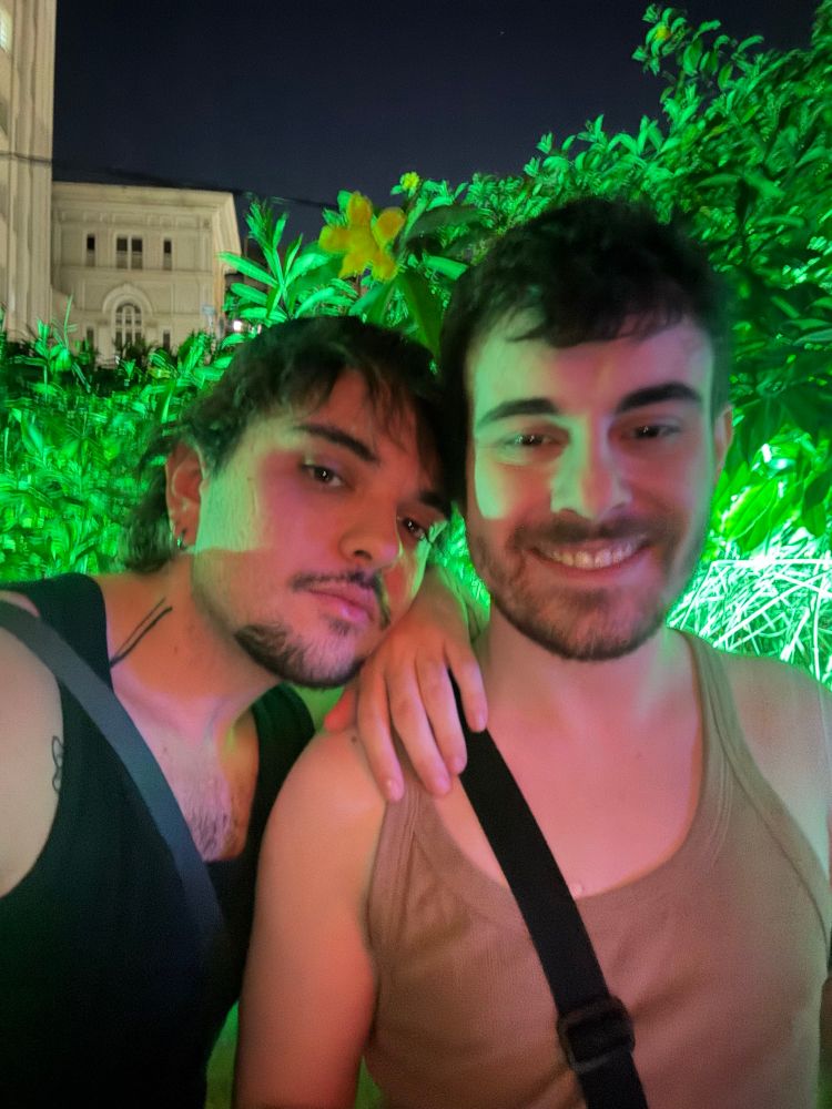 Dois homens de regata 