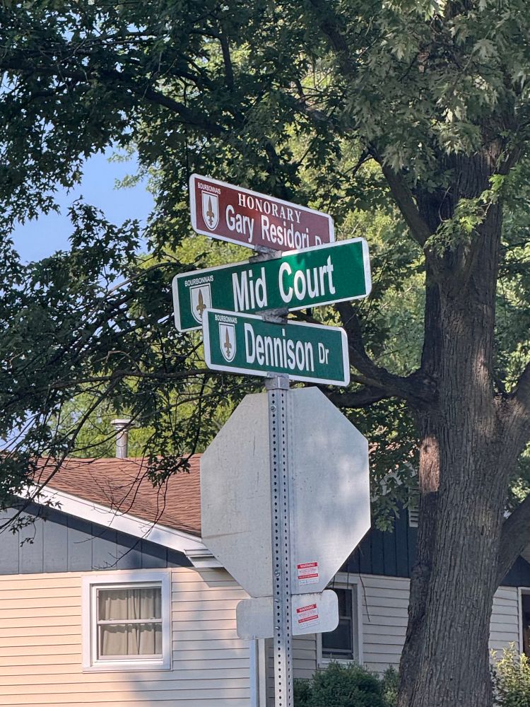 Street sign for mid court