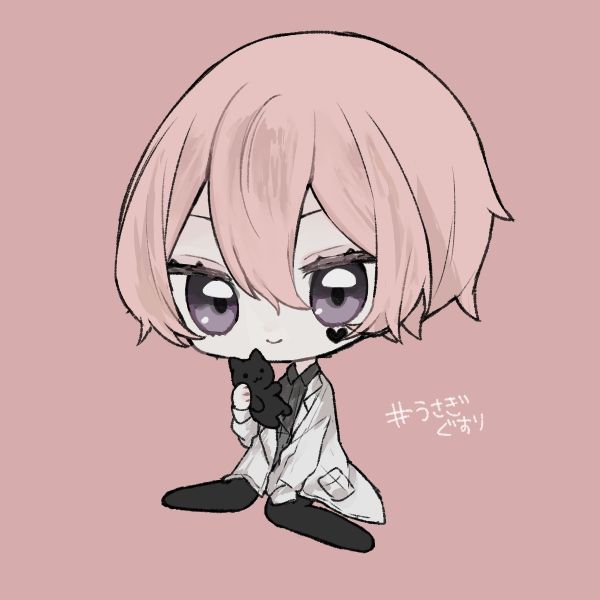 Personaje anime, versión chibi, de cabello rosa pastel, ojos lila y piel blanca, con un corazón en la mejilla izquierda del personaje.

Lleva pantalones y botas negras, una gabardina blanca y una camisa gris oscura.

Está como sentado en el suelo en un fondo rosa y en su mano derecha agarra un gato negro 🖤 