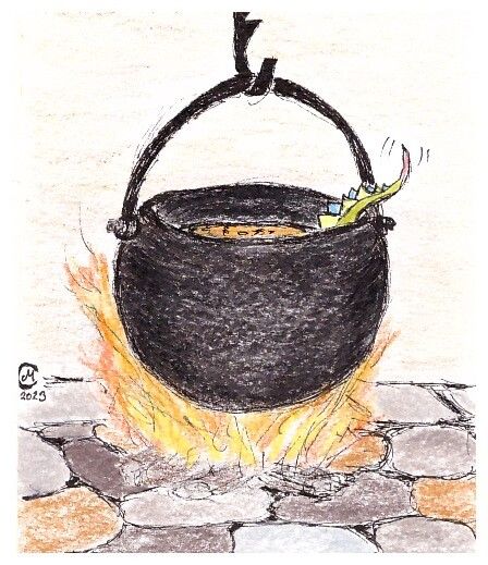 Tinten- und Buntstiftzeichnung: Ein schwarzer Kessel hängt am Haken über dem offenen Feuer. Darin kocht eine orangefarbene Suppe. Aus dem Kessel ragt das Schwänzchen eines kleinen grünen Drachen.